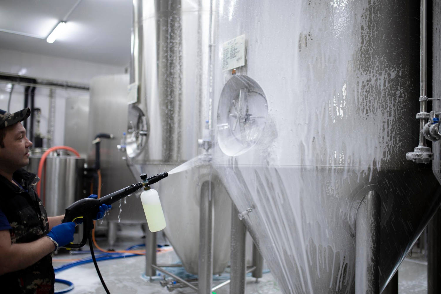 Désinfection de cuves en respect des normes sanitaires Nettoyage industriel de cuves inox avec pulvérisateur mousse dans le cadre des protocoles HACCP à Langon ou La Réole