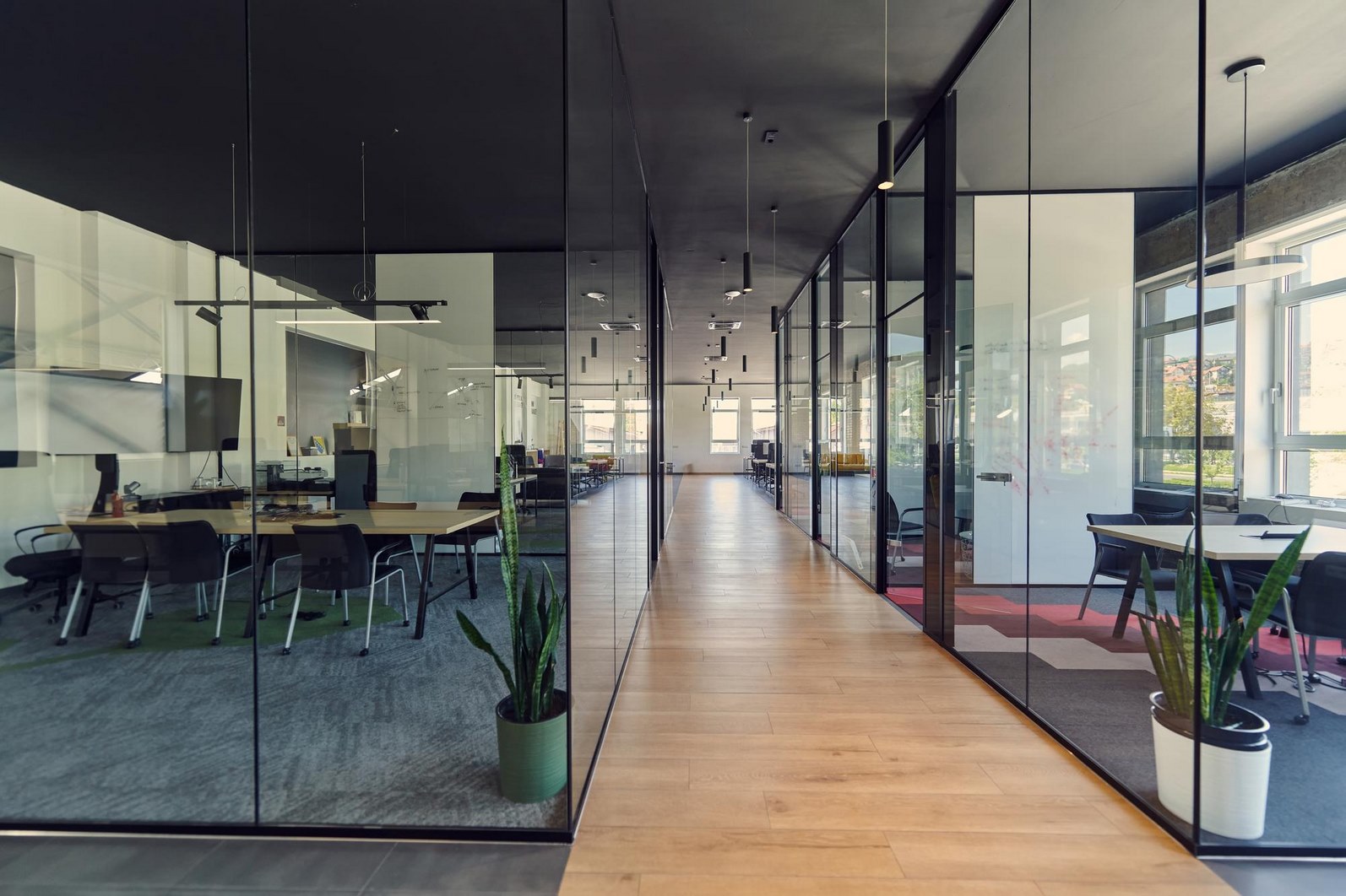 Espace de bureau propre et lumineux après intervention d’ABC Propre, société de nettoyage professionnel